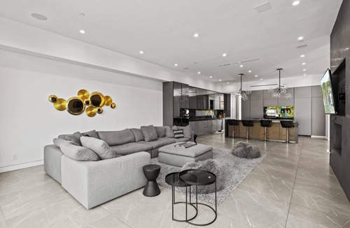 West Los Angeles House | Spacious 7-bedroom house with AC in tranquil Los Angeles