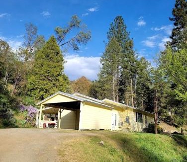 Big Bar House | Spacious and Pet-Friendly Sunny Yellow Cabin for a Wonderful Escape by the Trinity River in California
