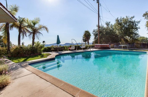 Altadena House | Spacious Cottage in the Sky