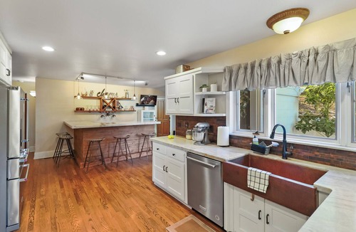 Redding House | Spacious Farmhouse/hot tub/game room/Mt. views/fire pit/fishing ponds