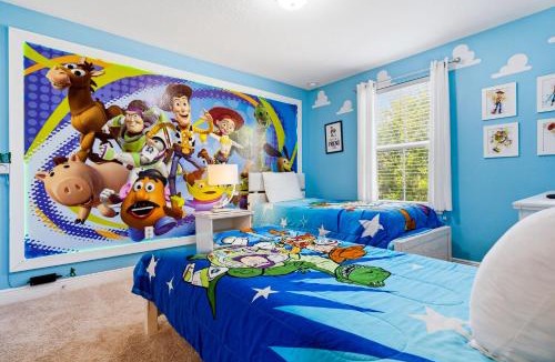 Loughman House | Spacious Home with Private Pool and Spa in Solterra Gates Resort Nr Disney