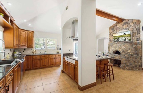 Rainbow CDP House | Spacious Luxury Retreat Sleeps 20 with Jacuzzi