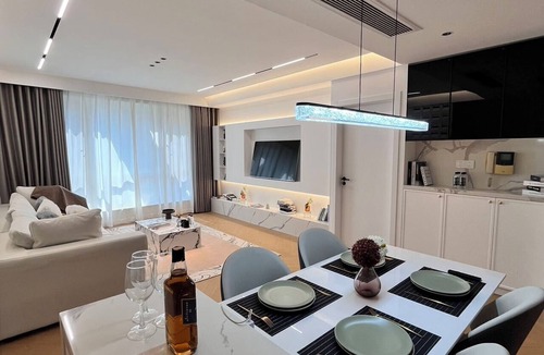 Downtown Shanghai Apartment | Spacious master bedroom equipped with a private walk-in closet near Yuyuan
