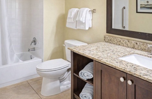 West Kissimmee Hotel | Spacious, Modern Condo Ideal for Couples & Family Getaways | Free Parking & Pool