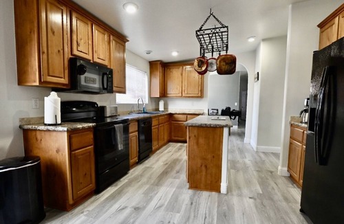 Parker Strip House | Spacious Riverhouse with private park/boat ramp