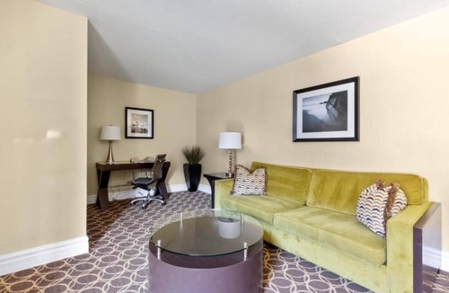 Corte Madera Hotel | Spacious Stay Near Golden Gate | Outdoor Pool | Free Parking | BBQ Area