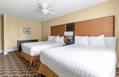 Corte Madera Hotel | Spacious Stay Near Golden Gate | Outdoor Pool | Free Parking | BBQ Area