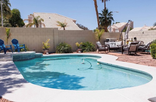 Green Valley House | SPLASH into FUN! PRIVATE Yard,Htd POOL FIre Pit, BBQ, PET OK 10 Min to Strip