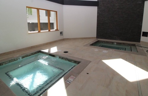 Olympic Valley Condo | Squaw Valley Lodge: Sleeps 6. Full kitchen. Ski-in/out. Summer Pool & Tennis
