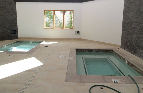 Olympic Valley Condo | Squaw Valley Lodge: Sleeps 6. Full kitchen. Ski-in/out. Summer Pool & Tennis