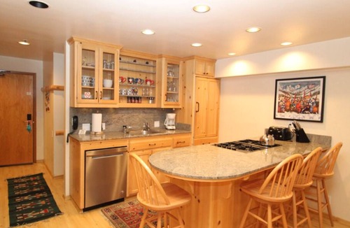Olympic Valley Condo | Squaw Valley Lodge: Sleeps 6. Full kitchen. Ski-in/out. Summer Pool & Tennis