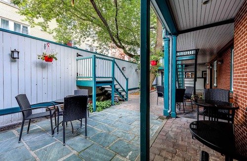 Vieux-Quebec-Cap-Blanc-colline Parlementaire Apartment | St. Ursule 2-Storey 2-Bed Oasis | Old Quebec
