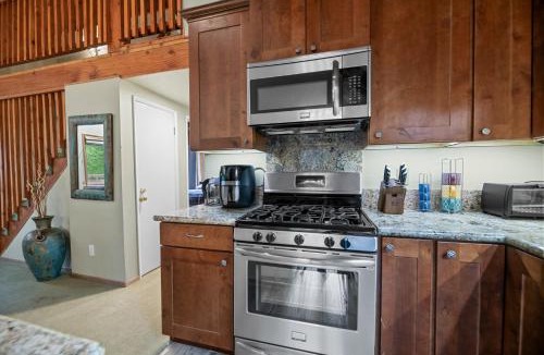 Fox Farm House | Star and Gem Cabin - Charming cabin with log accents close to the activities! Hot tub!