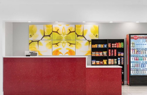 Florida Center Hotel | Stay Near Universal Orlando with Outdoor Pool