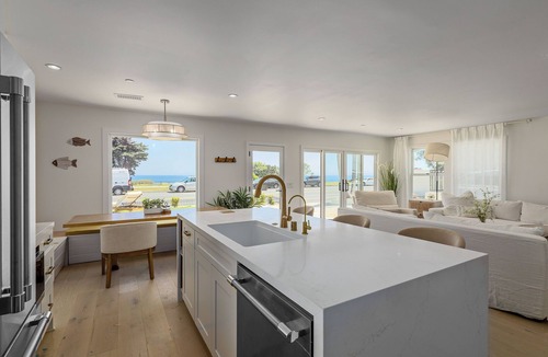 East Mesa House | Steps to Beach, Walk to Dwntwn, Full Ocean View, Pet-Friendly Back Yard, Hot Tub