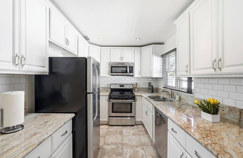 South Wrigley House | Steps to Belmont Shore Retreat - Firepit - Games - Near DTLB!