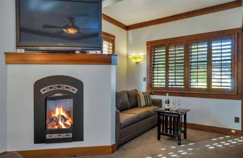 Calistoga Hotel | Steps to Tasting Rooms! Romantic Wine Country Escape w/Jetted Tub and Fireplace