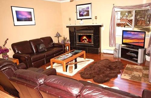 Tahoe Island Boat Rental | Stunning Cozy Cottage with Hot-tub in South Lake Tahoe, California