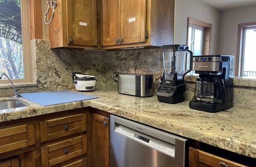 Lakehead Villa | Stunning Lake Views, Deck, BBQ, Game Room w/Projector, Pool Table & Ping Pong