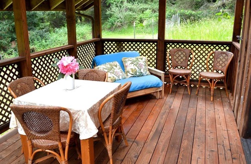 Freshwater Cabin | Stunning Log Cabin Rental with Wood-Burning Stove near Eureka, California