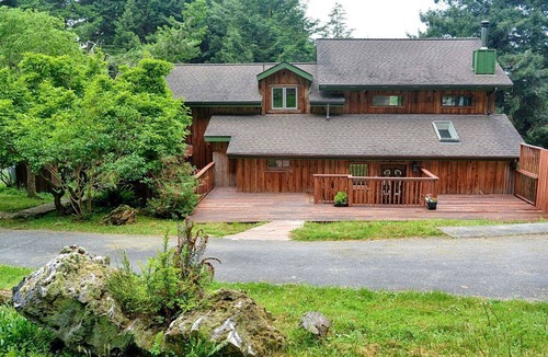 Freshwater Cabin | Stunning Log Cabin Rental with Wood-Burning Stove near Eureka, California