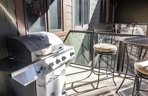 Woodwinds Condo | Stunning mountain condo on the golf course w/private hot tub & fireplace