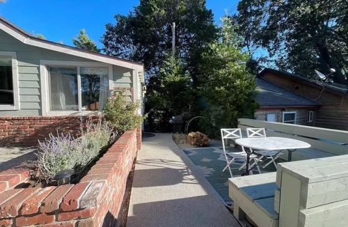 Cedar Glen Cottage | Stylish 1926 Cottage Retreat: Mountains, PCT, Lake Arrowhead, Miller's Landing