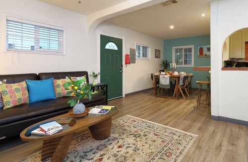 Santa Ana Apartment | Stylish 2B2B Hideaway 10 mins. drive to Disneyland
