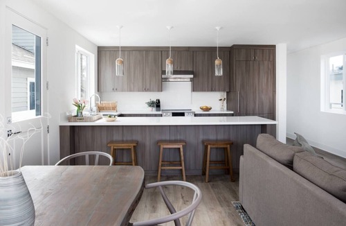 West Newport House | Stylish 4BD/4BA A/C Private Rooftop Patio Bikes WiFi 2-Car Parking!