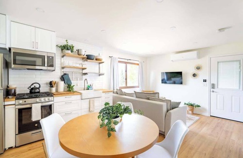 La Mesa House | Stylish Boho Studio | Walk to Cafes | Outdoor Living