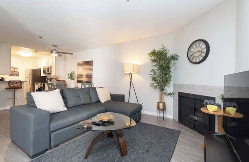 Hollywood Apartment | Stylish Hollywood 2BR apt with Rooftop Pool