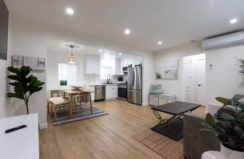 Alamitos Beach Apartment | Stylish Long Beach Retreat - Walk to Beach & Bars!