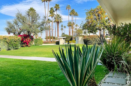 Palm Springs Villa | Stylish Mid-Century Modern Desert Retreat