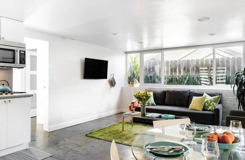 Pasadena House | Stylish Modern Guesthouse Close to the Metro