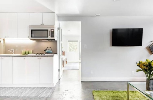 Pasadena House | Stylish Modern Guesthouse Close to the Metro