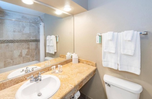 Rancho Santa Fe Hotel | Stylish Suite and Enjoy the Hot Tub, Racquet Sports & Clubhouse Experience