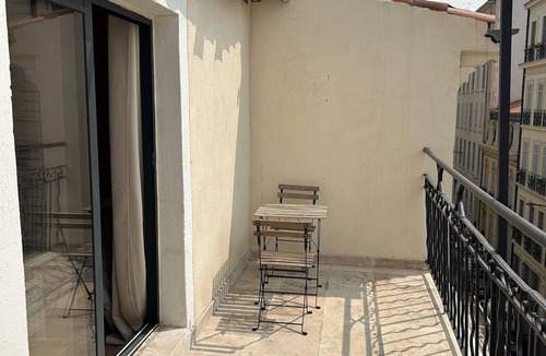 Thiers Apartment | Sunbathing