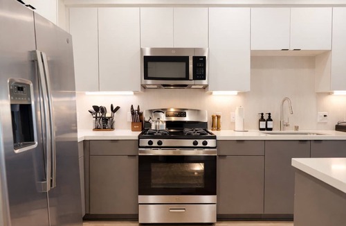 Lyon Street Apartment | Sunny Apartment Near Disneyland - Pool & Gym