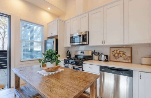 Mission Hills House | Sunny City Escape | Walkable | Mins to Everywhere!
