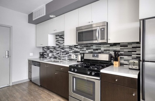 Little Tokyo Apartment | Sunny Downtown 1BR w/ Gym & Courtyard, close to LA Live, by Blueground