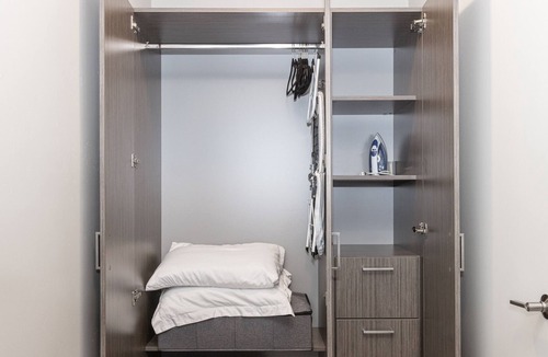 Midway District House | Sunny Downtown Apt. Walk to All. Parking/HBO/WiFi2