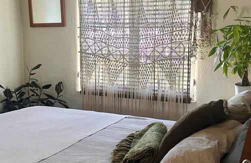 Mid-City Apartment | SUNNY SANTA MONICA GARDEN DUPLEX W ALLEYWAY ENTRANCE + PATIO