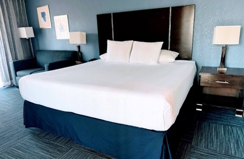 Old Towne Hotel | Sunny Stay Near the Beach – Onsite Swimming Pool | Free Breakfast and Parking