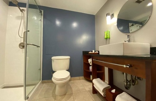 Old Towne Hotel | Sunny Stay Near the Beach – Onsite Swimming Pool | Free Breakfast and Parking