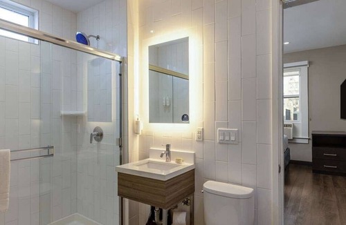 Tenderloin Hotel | Super 8 Hotel room near Union Square, walking distance to Moscone Center.