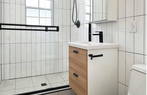 Miracle Mile Apartment | Super Host - 1 bed 1 bath Newly renovated Wonderful apartment by the Grove