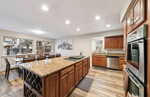 Tahoe Island House | Tahoe Adventure Lodge: Hot Tub + Pool Table