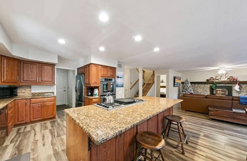 Tahoe Island House | Tahoe Adventure Lodge: Hot Tub + Pool Table