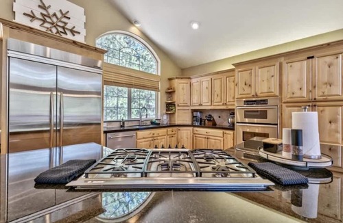 Tahoe Paradise Cabin | Tahoe Basecamp: National Forest+River, Hot Tub, AC