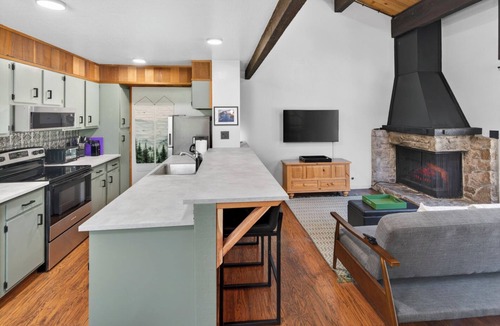 Kings Beach House | Tahoe Corner - 3 Minutes to Tahoe, 7 to Northstar - Pool, Pickleball, Fitness